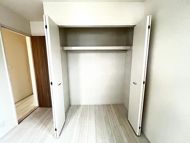 いつでもお部屋をスッキリお使い頂ける収納スペースを設置。