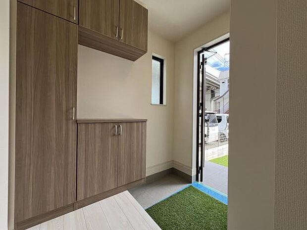 散らかりがちな玄関もスッキリの玄関収納付。