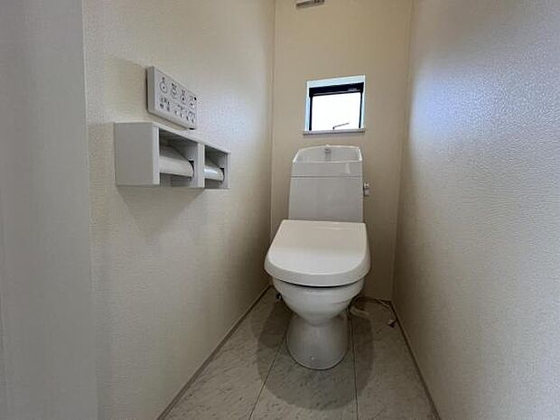 シャワー洗浄機能付のトイレは、清潔感が印象的な空間ですね。