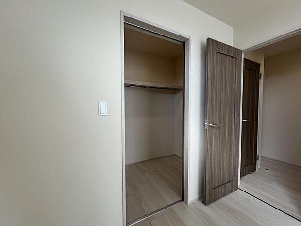 ウォークインクローゼットがあり収納スペースも豊富。季節物もスッキリ片付きそうです。