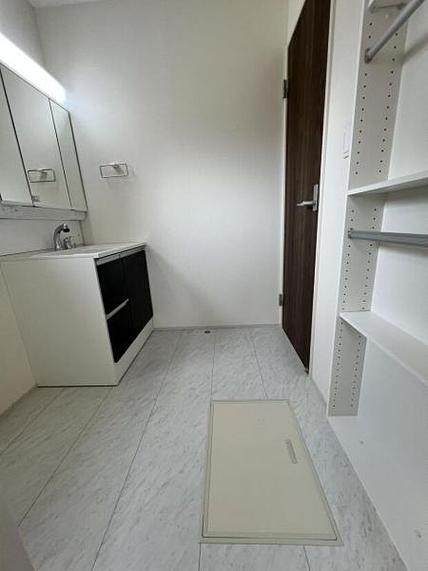 脱衣所は小さなお子様がいるご家庭にも重宝されます。