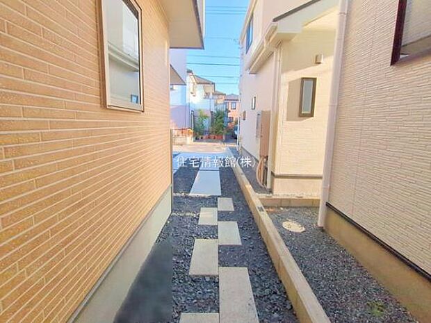 前面道路を含めた現地写真です。