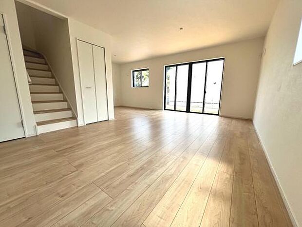 お食事中もキッチンと会話が楽しめるダイニングスペース。