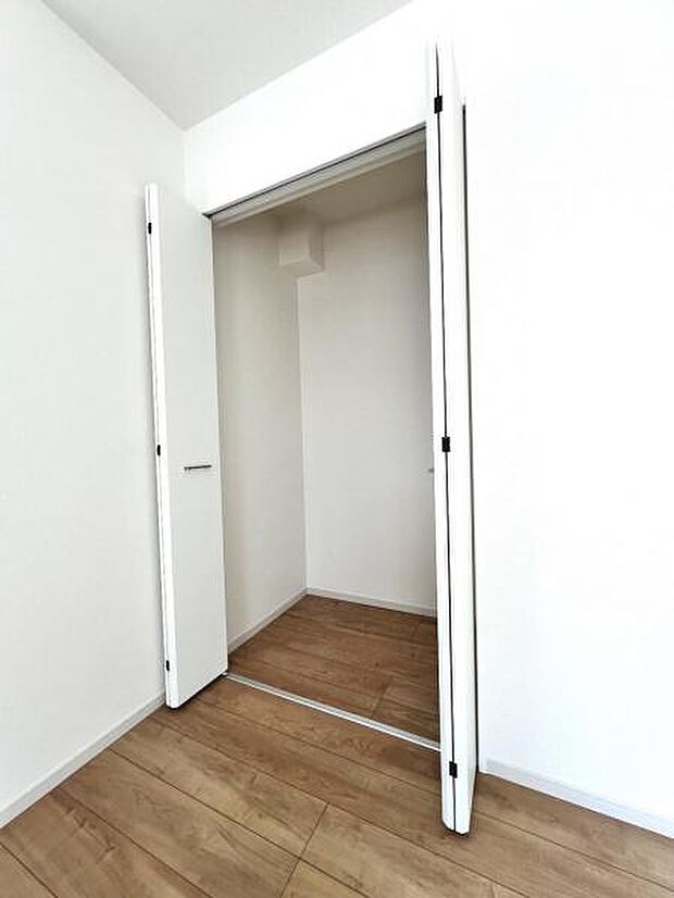 中の物を確認しやすく、取り出しやすい収納スペース。お部屋を広々とお使いいただけます。