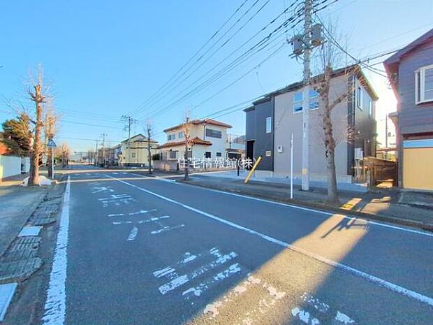 前面道路を含めた現地写真です。