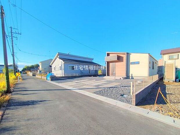 前面道路を含めた現地写真です。