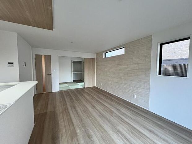 お食事中もキッチンと会話が楽しめるダイニングスペース。