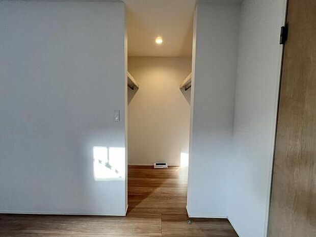 ウォークインクローゼットがあり収納スペースも豊富。季節物もスッキリ片付きそうです。