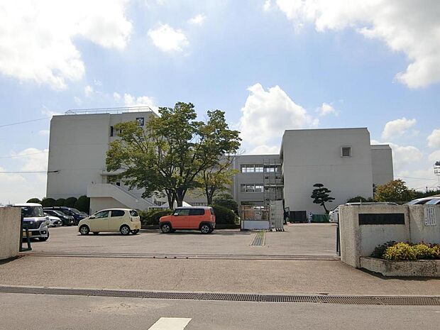 羽生市立南中学校まで約1010m(徒歩13分)