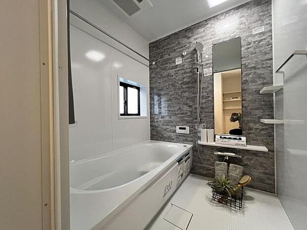 お洗濯にも重宝する浴室乾燥機付き。寒い時期もいつも温かいお湯に浸かれる追い焚き機能付きです。