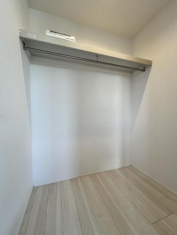 ウォークインクローゼットがあり収納スペースも豊富。季節物もスッキリ片付きそうです。