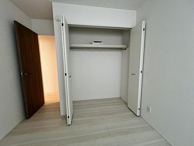 枕棚とハンガーパイプの付いたクローゼットです。