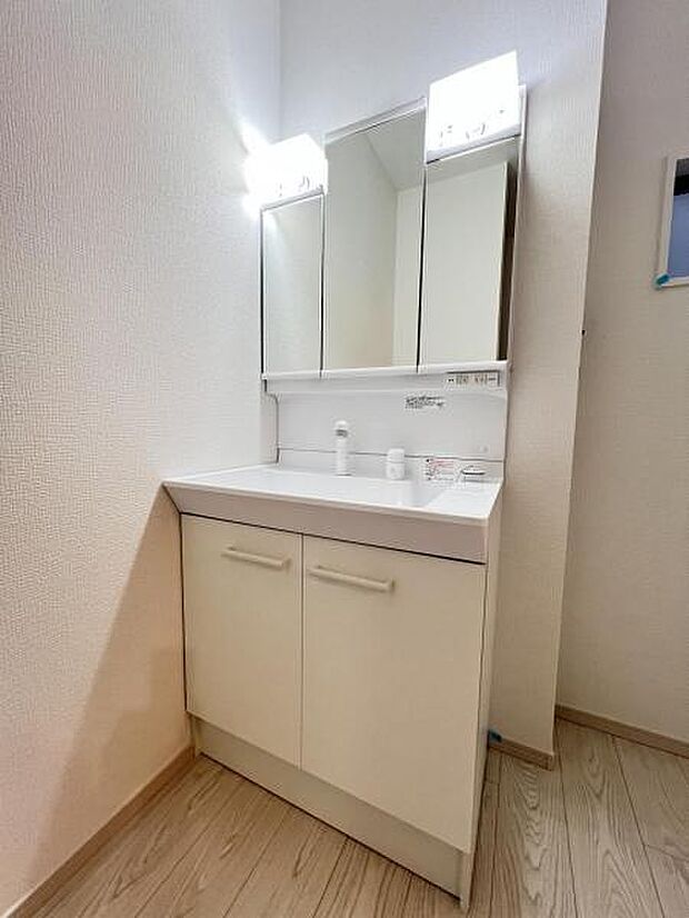 3面鏡タイプの洗面化粧台です。鏡面裏に小物を収納でき、生活感も隠せます。