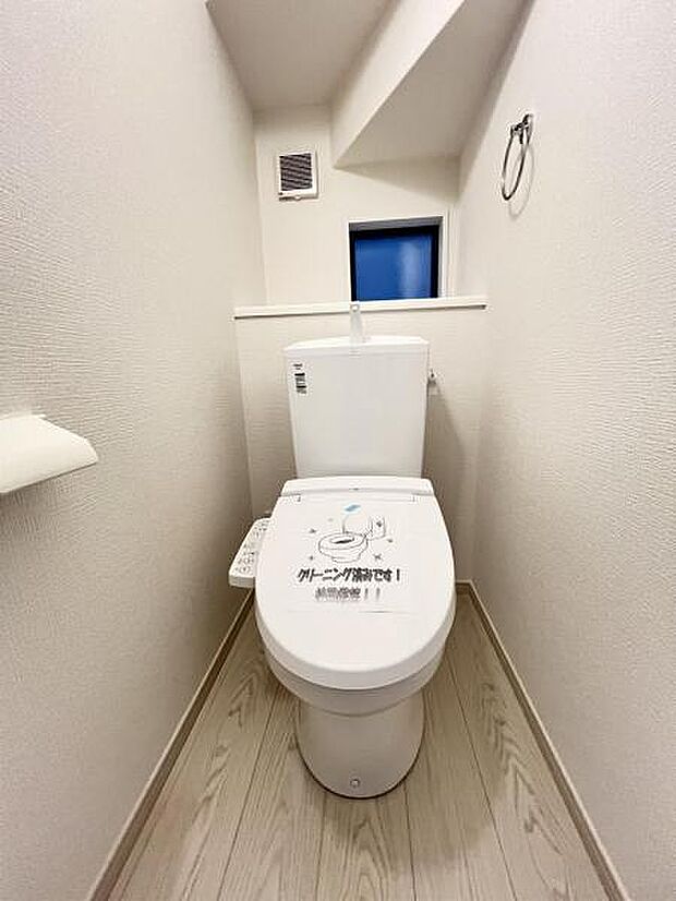 シャワー洗浄機能付のトイレは、清潔感が印象的な空間ですね。