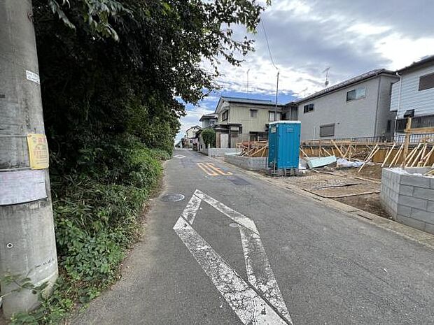 前面道路を含めた現地写真です。