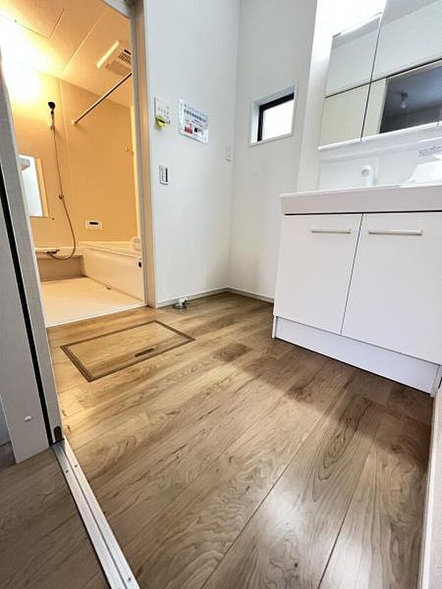 脱衣所は小さなお子様がいるご家庭にも重宝されます。