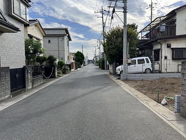 前面道路を含めた現地写真です。