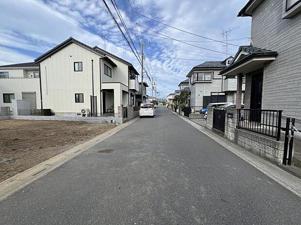 前面道路を含めた現地写真です。
