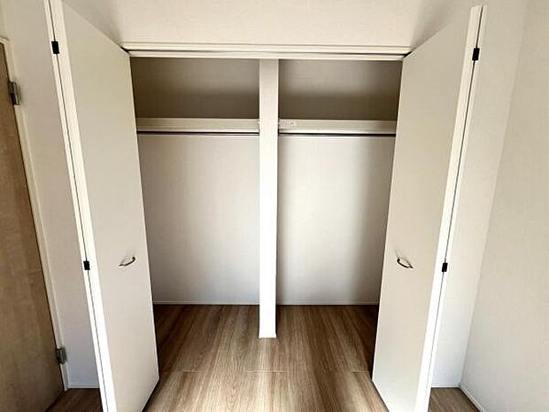 枕棚とハンガーパイプの付いたクローゼットです。