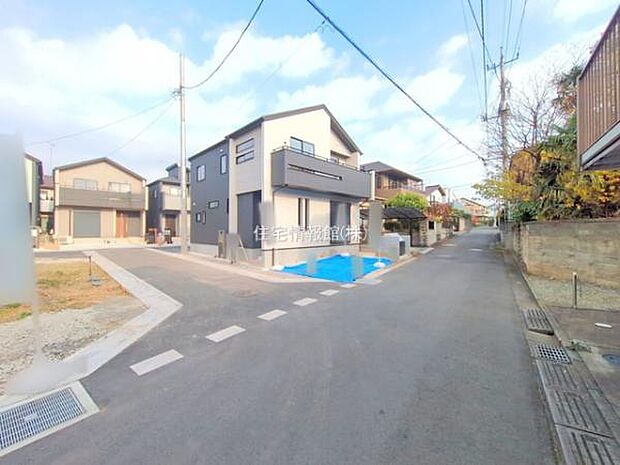 前面道路を含めた現地写真です。