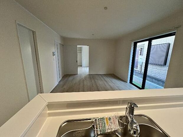 お食事中もキッチンと会話が楽しめるダイニングスペース。