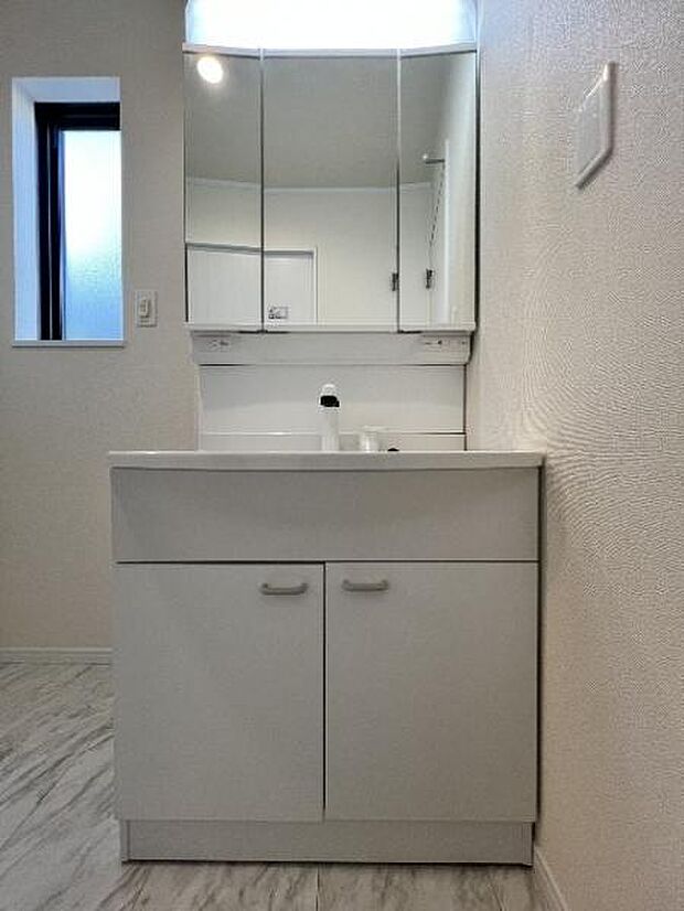 洗面化粧台です。朝の身支度から1日が始まります。