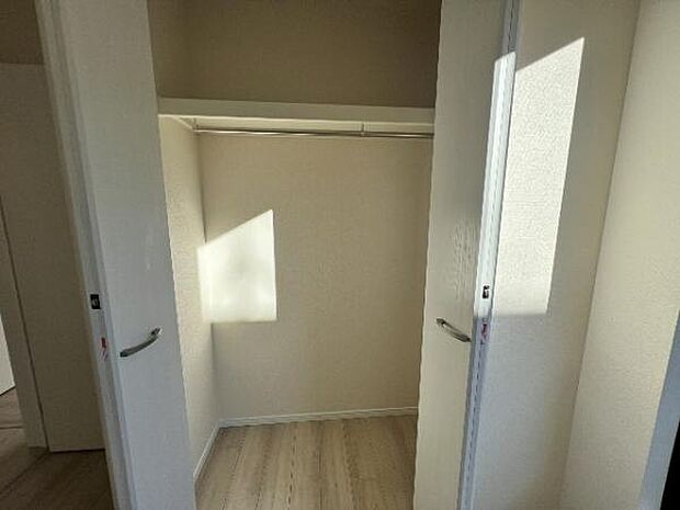 いつでもお部屋をスッキリお使い頂ける収納スペースを設置。