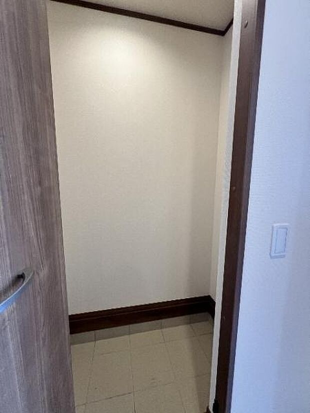 ウォークインクローゼットがあり収納スペースも豊富。季節物もスッキリ片付きそうです。