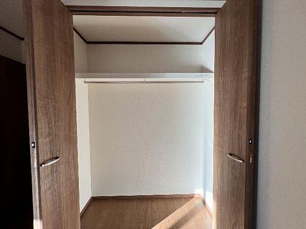 いつでもお部屋をスッキリお使い頂ける収納スペースを設置。