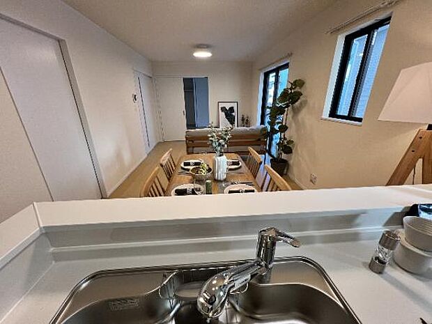 お食事中もキッチンと会話が楽しめるダイニングスペース。