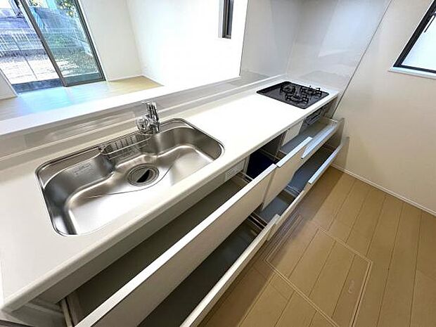 ご家族を見守りながら家事が捗る対面式キッチン。お料理をしながらご家族のサポートも可能です。