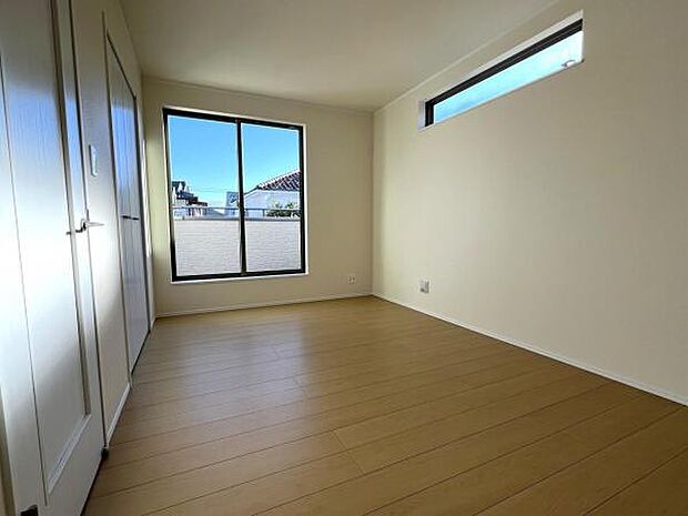 明るい広々とした主寝室でご家族ゆっくりお休みになれますね。