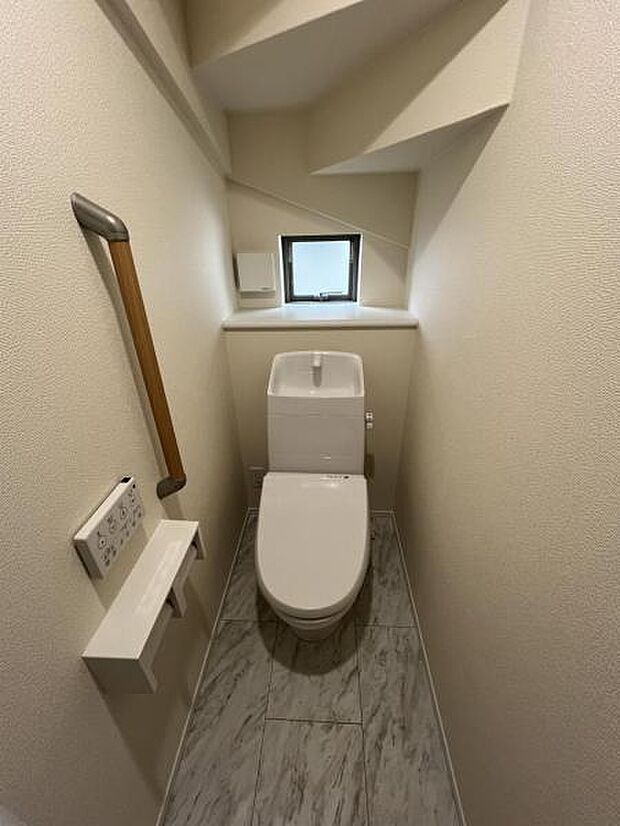 シャワー洗浄機能付のトイレは、清潔感が印象的な空間ですね。