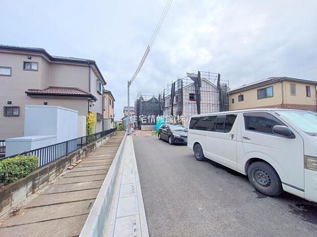 前面道路を含めた現地写真です。