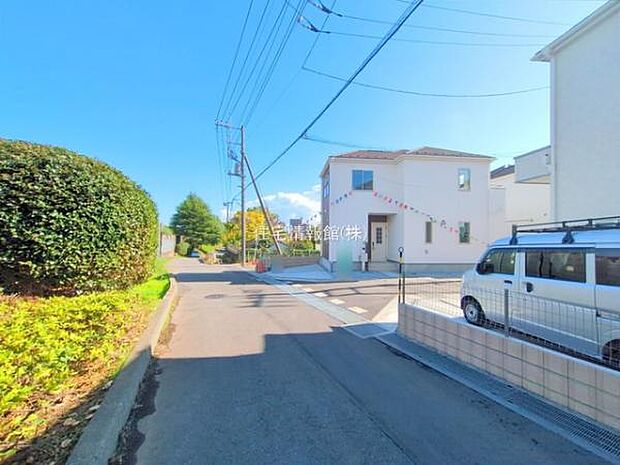 前面道路を含めた現地写真です。