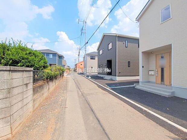 前面道路を含めた現地写真です。