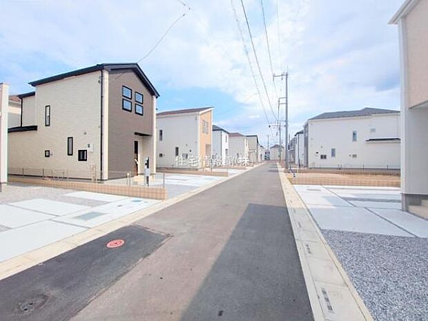 前面道路を含めた現地写真です。