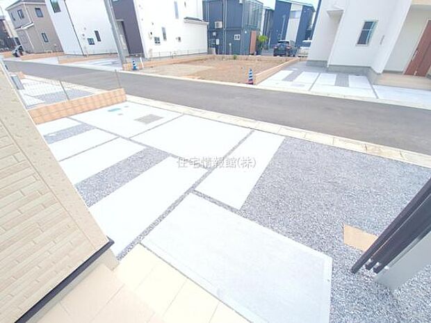 前面道路を含めた現地写真です。