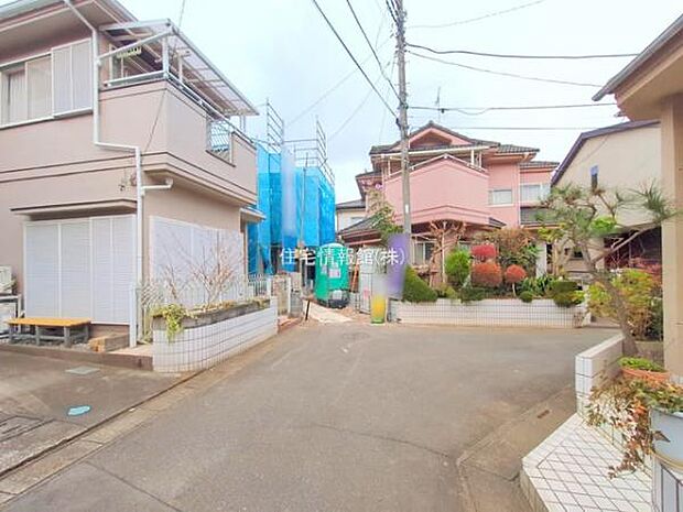 前面道路を含めた現地写真です。