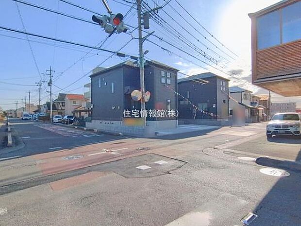 前面道路を含めた現地写真です。