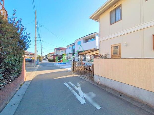 前面道路を含めた現地写真です。