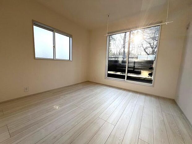 明るい広々とした主寝室でご家族ゆっくりお休みになれますね。