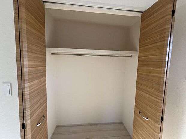 枕棚とハンガーパイプの付いたクローゼットです。