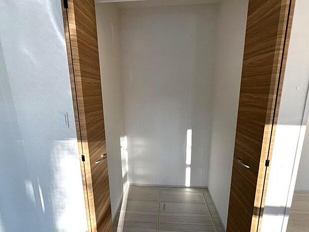 いつでもお部屋をスッキリお使い頂ける収納スペースを設置。