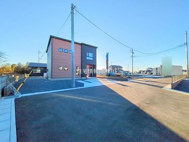 前面道路を含めた現地写真です。