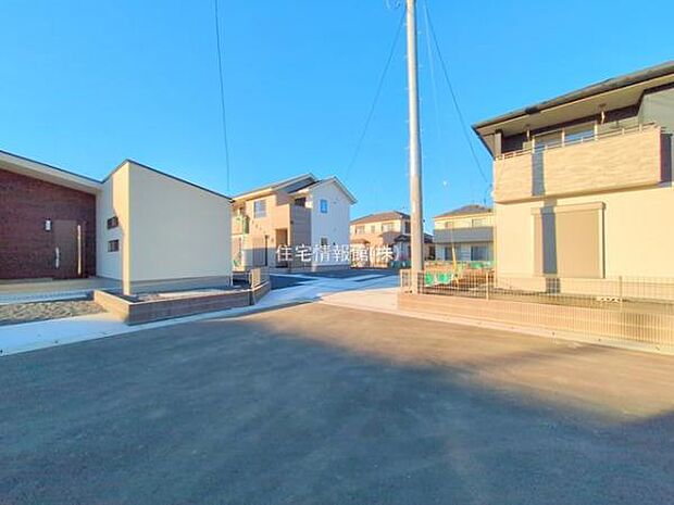 前面道路を含めた現地写真です。