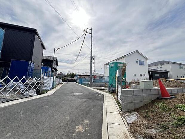 前面道路を含めた現地写真です。