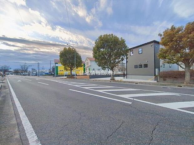 前面道路を含めた現地写真です。