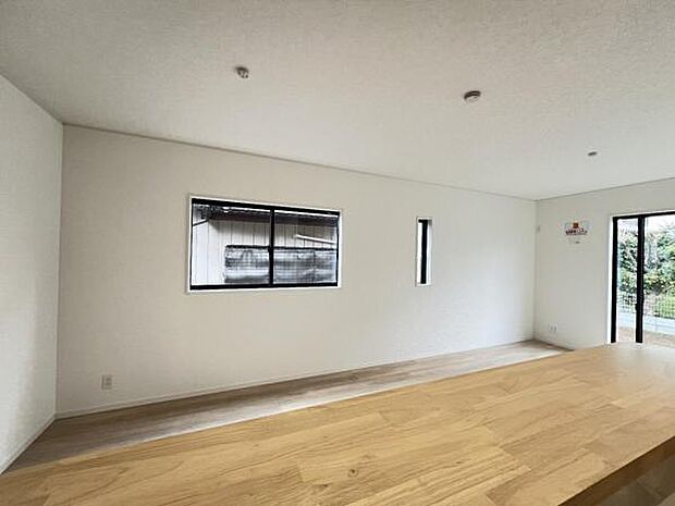 お食事中もキッチンと会話が楽しめるダイニングスペース。