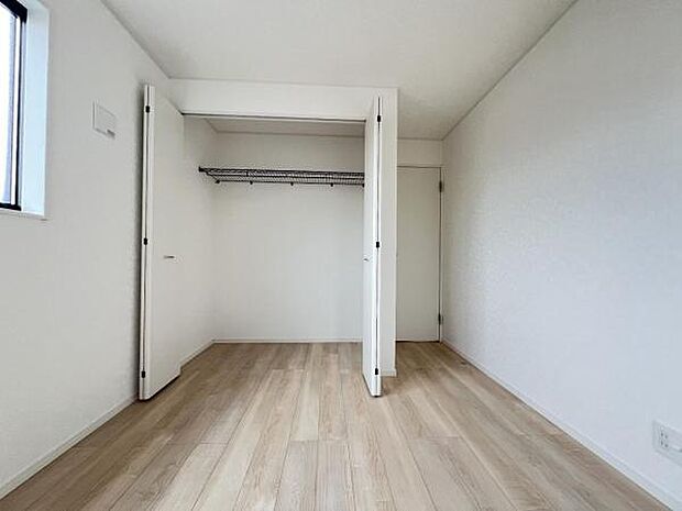 いつでもお部屋をスッキリお使い頂ける収納スペースを設置。